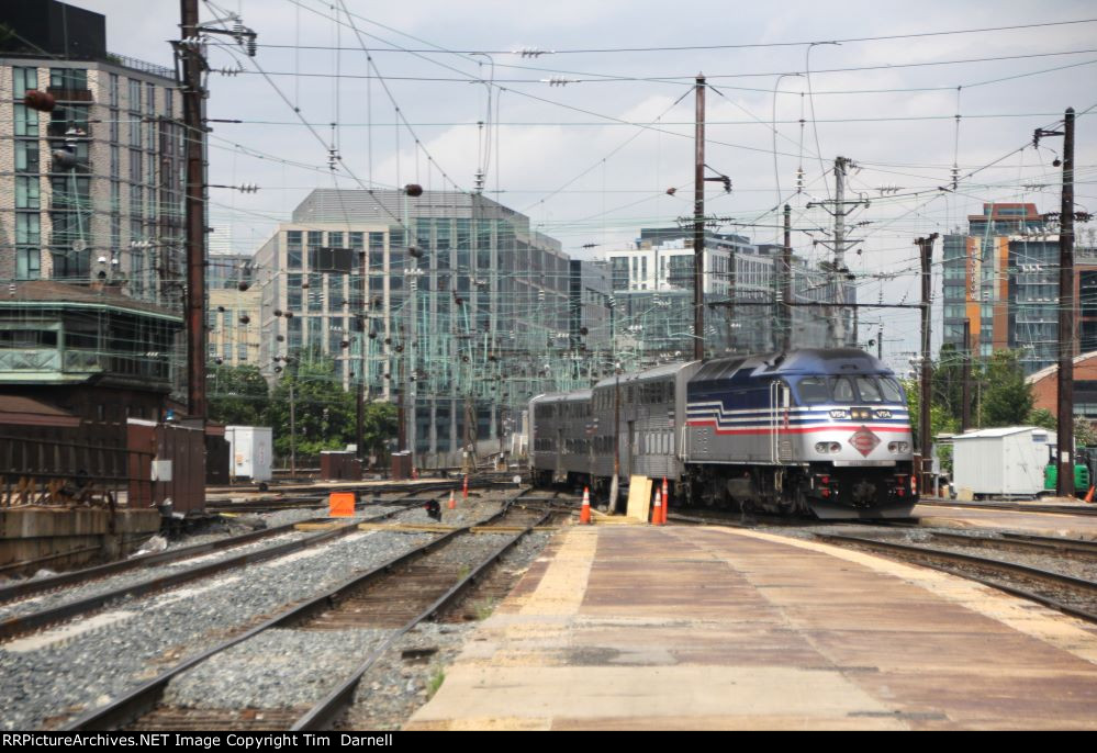 VRE V54 arriving